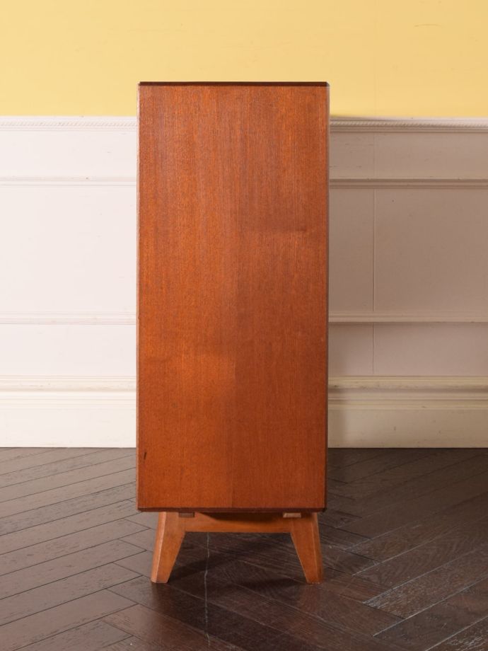 ビンテージキャビネットの側面