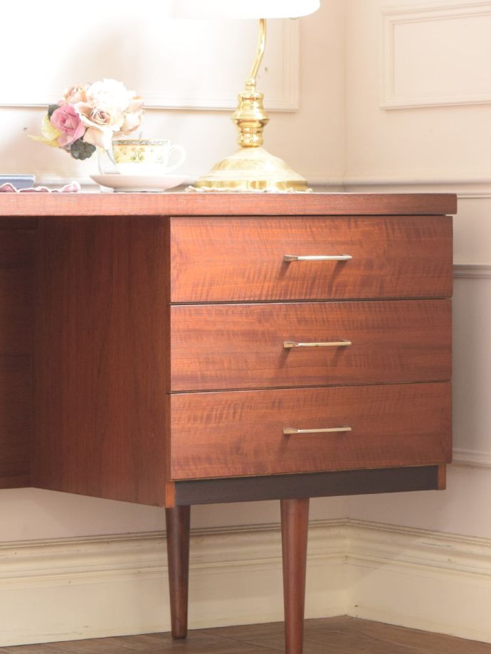 アンティークデスクの美しい木目