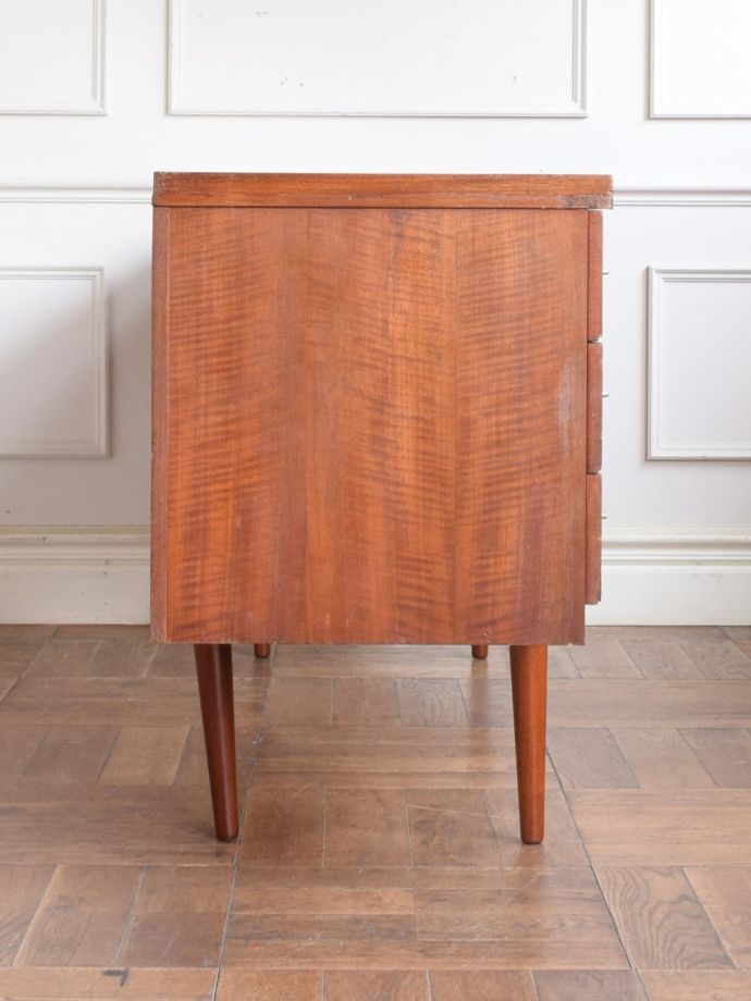 書斎デスクの側面