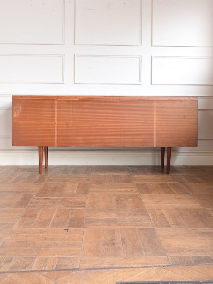 アンティークデスクの後ろ姿