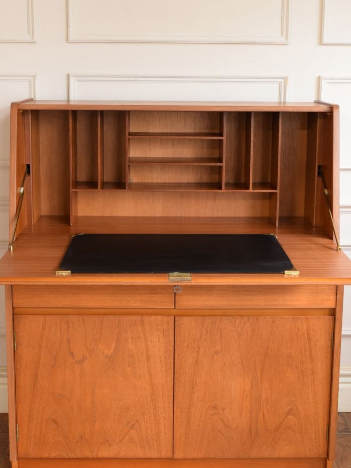 ビューローの扉の中