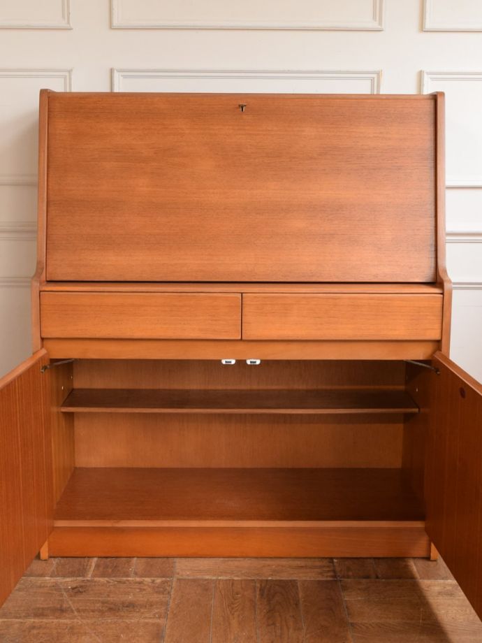 ビューローの扉の中