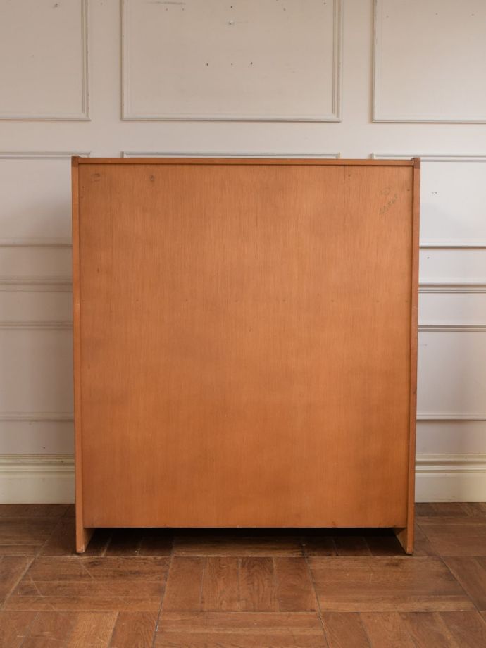 キャビネットの後ろ姿