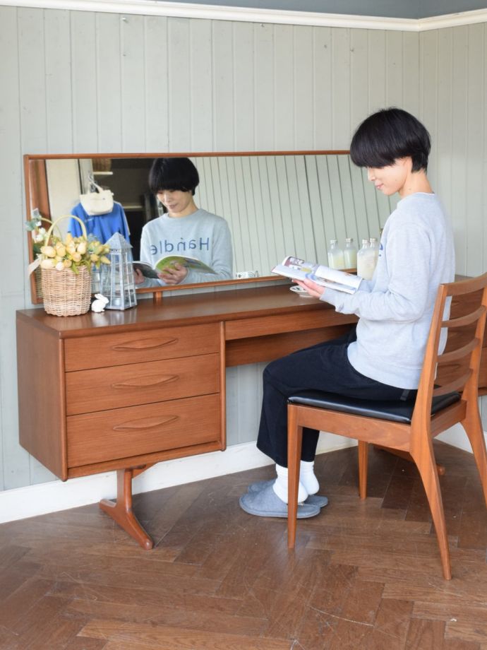 北欧スタイルのヴィンテージ家具、デスクとしても使えるaustin suite社