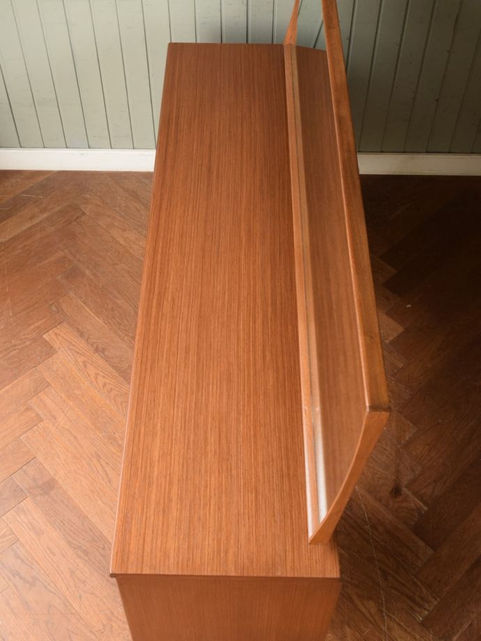 北欧スタイルのビンテージ家具の天板