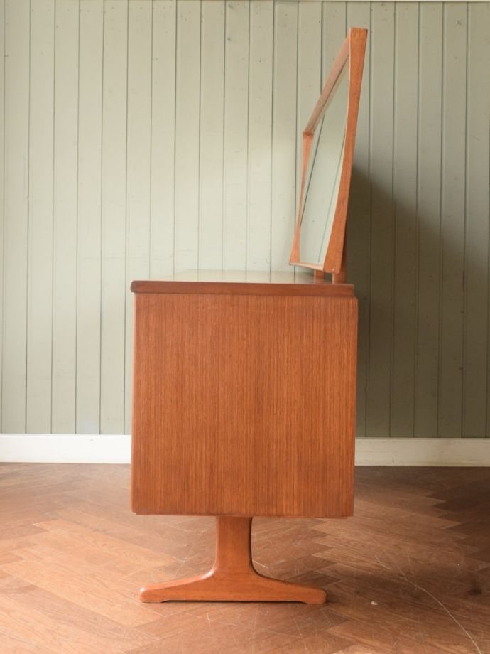 ドレッサーの側面