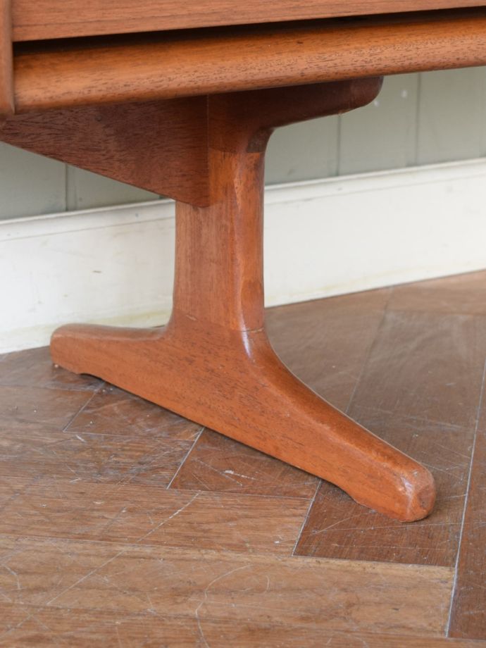 ビンテージドレッサーの脚