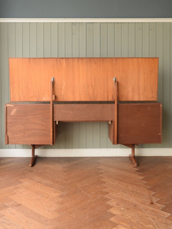 北欧スタイルのヴィンテージ家具、デスクとしても使えるaustin suite社