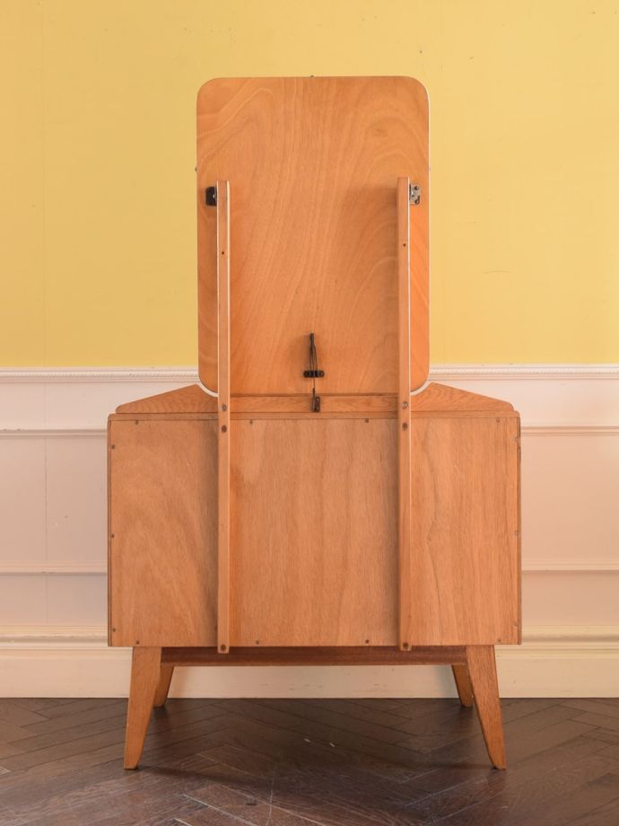 G-PLANのドレッサーの後ろ姿