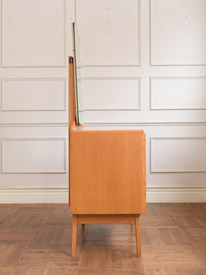 G-PLANのドレッサーの側面