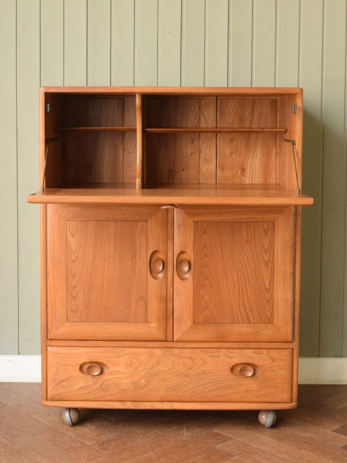 アーコールのキャビネットの扉の中