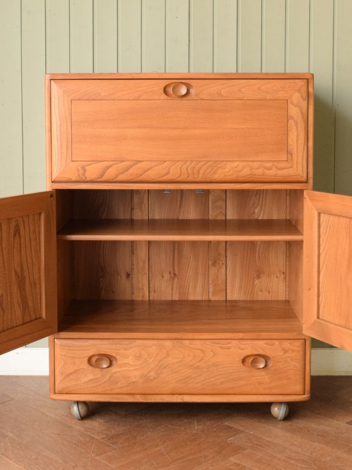 アンティークのキャビネットの扉の中