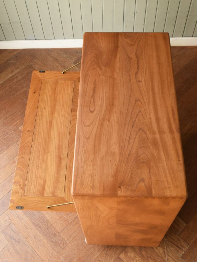 アンティークのサイドボードの天板