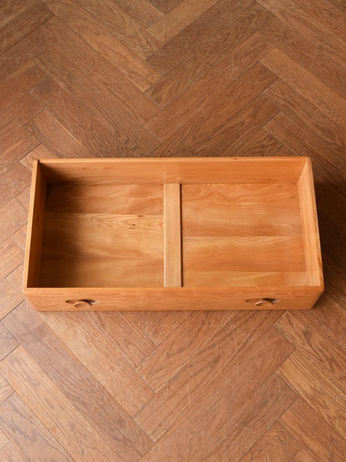 サイドボードの引き出しの中