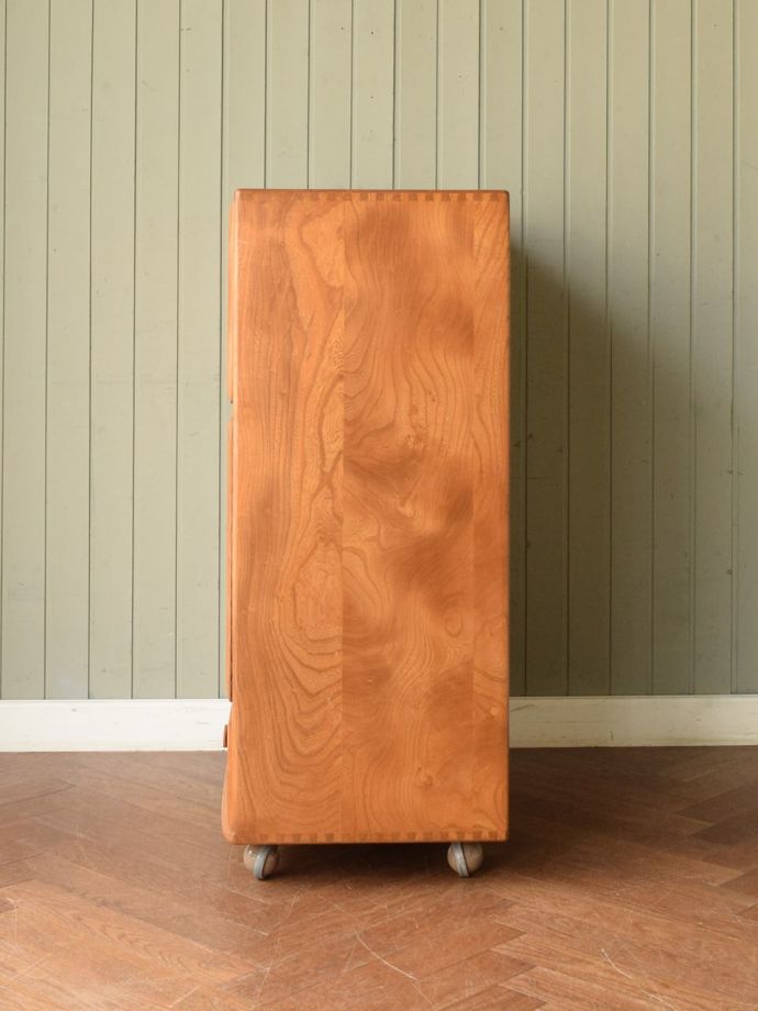 アーコールのキャビネットの側面