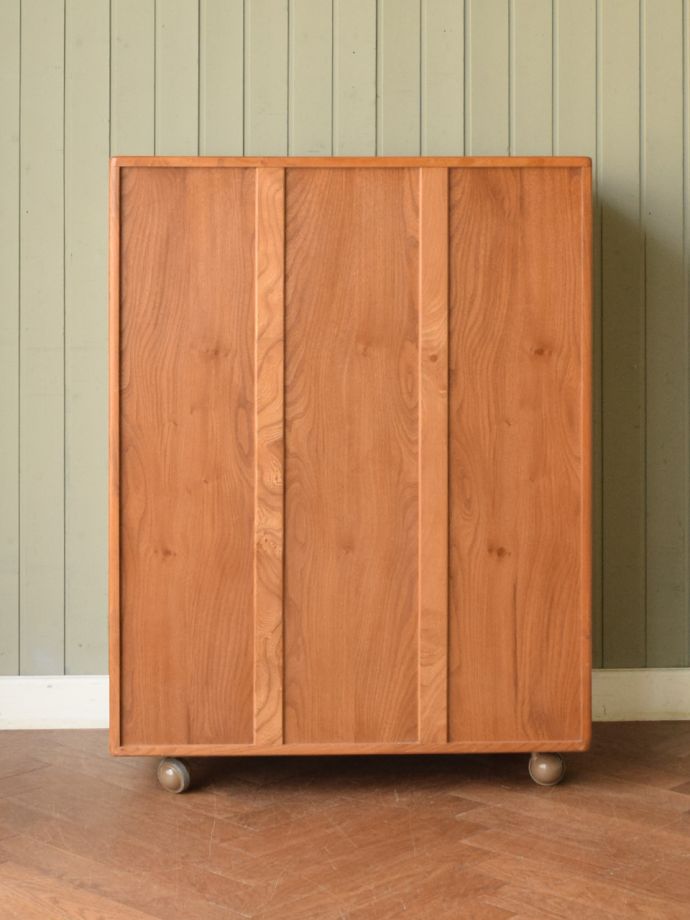 ビンテージキャビネットの後ろ姿