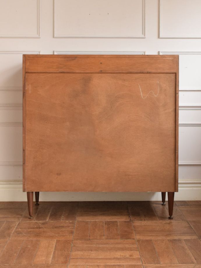 ヴィンテージチェストの後ろ姿