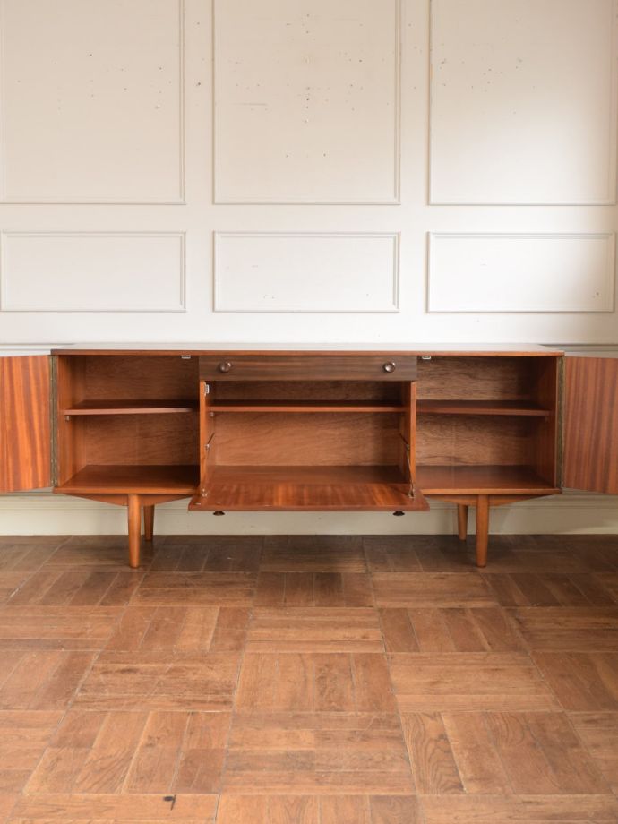 ビンテージ家具の扉の中