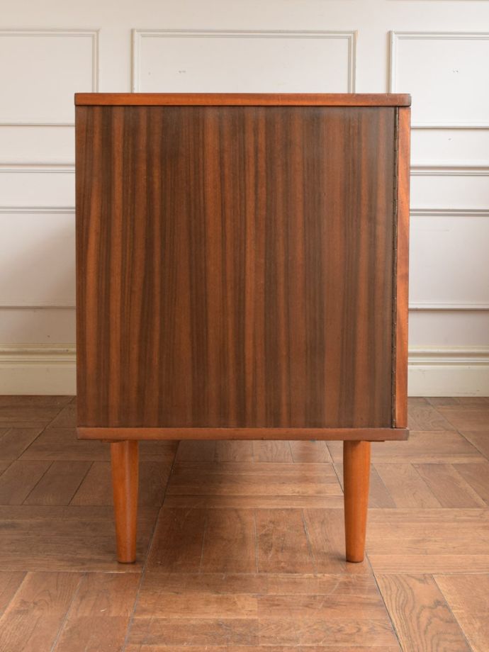 ビンテージ家具の側面