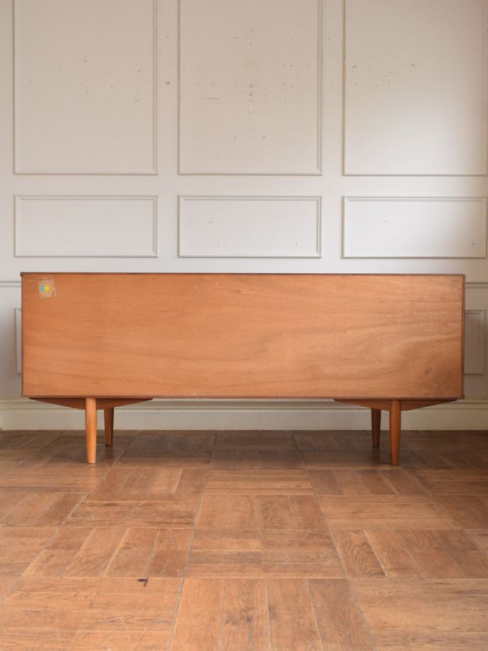 北欧スタイルの家具の後ろ姿