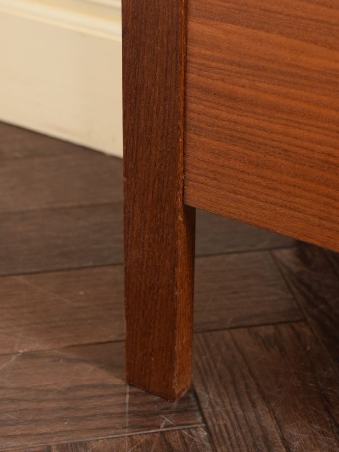 マガジンラックの脚