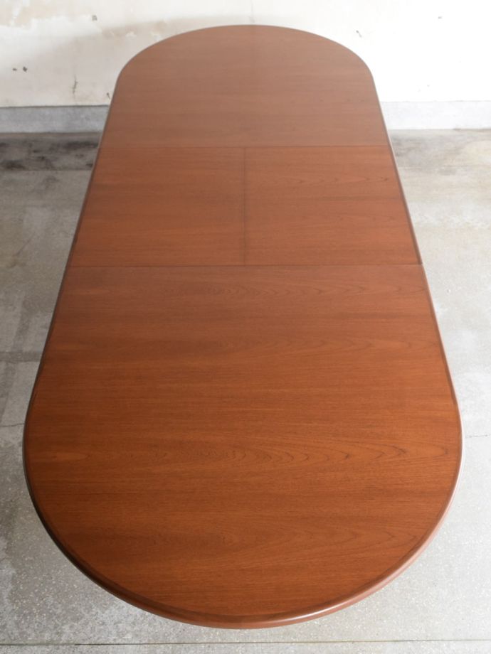 天板を広げた伸長式テーブル