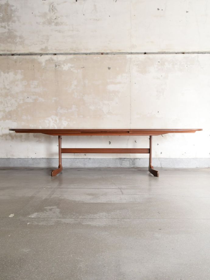 広げた伸長式テーブル