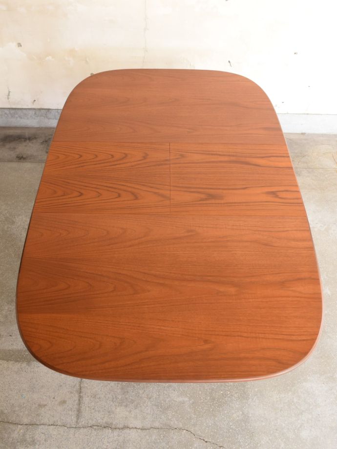 天板を広げた伸長式テーブル