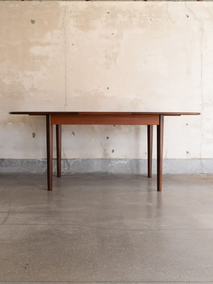 広げた伸長式テーブル