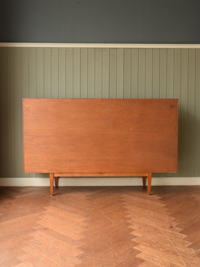 北欧スタイルの家具の後ろ姿