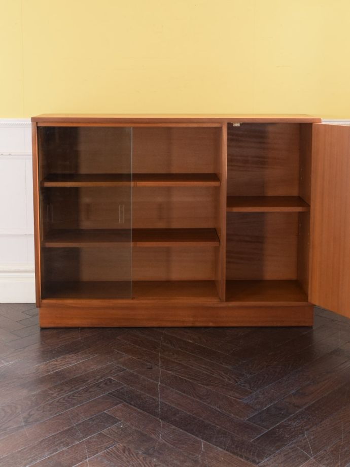 ヴィンテージキャビネットの扉の中