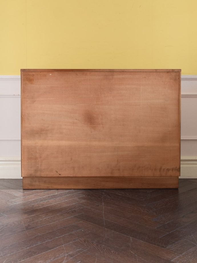 キャビネットの後ろ姿