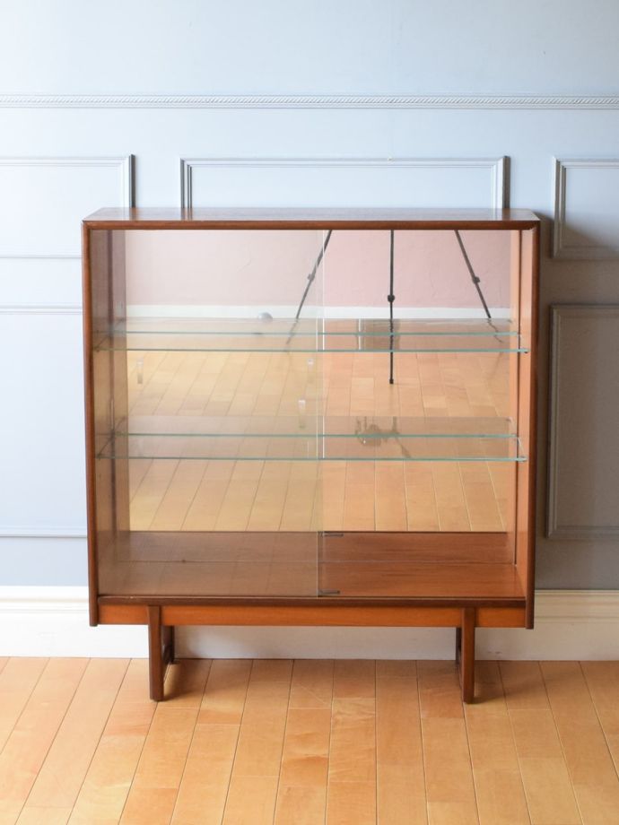 ヴィンテージキャビネットの扉の中