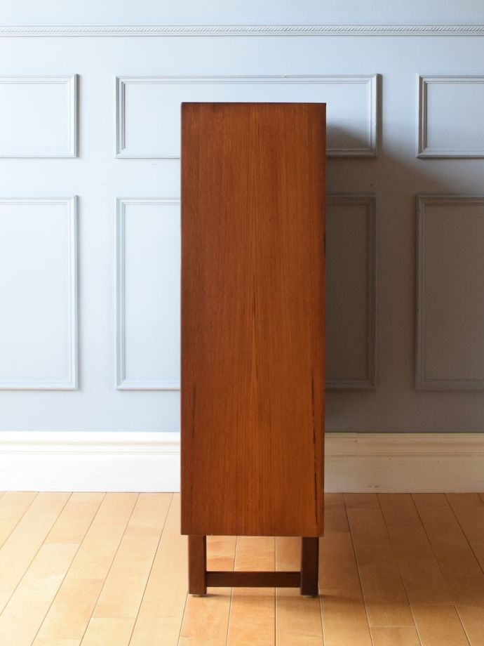 ビンテージキャビネットの側面