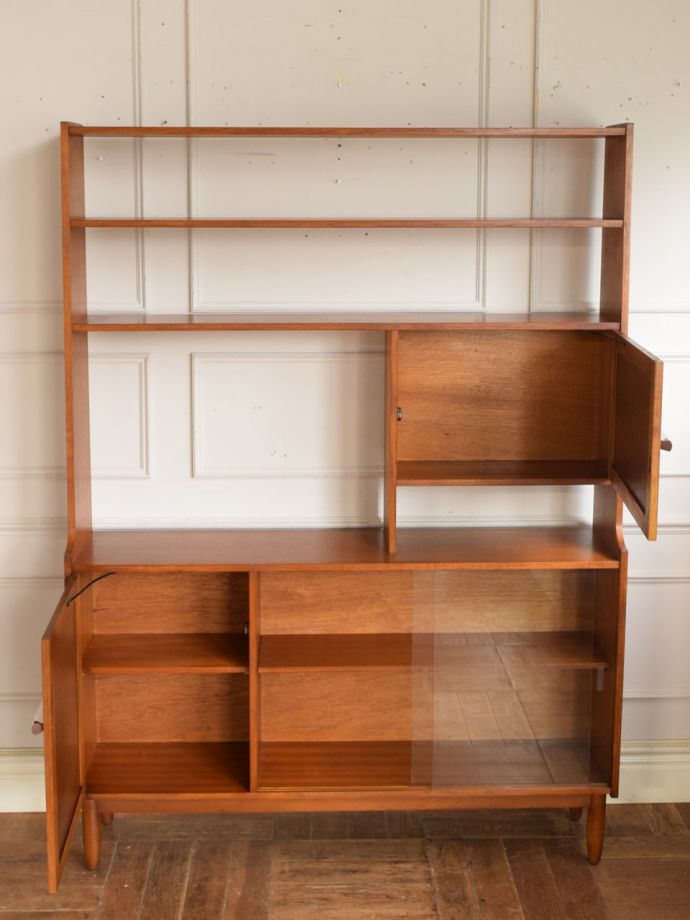 ビンテージ家具の扉の中