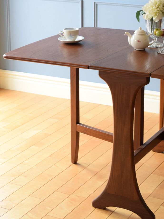 G-PLANのダイニングテーブル