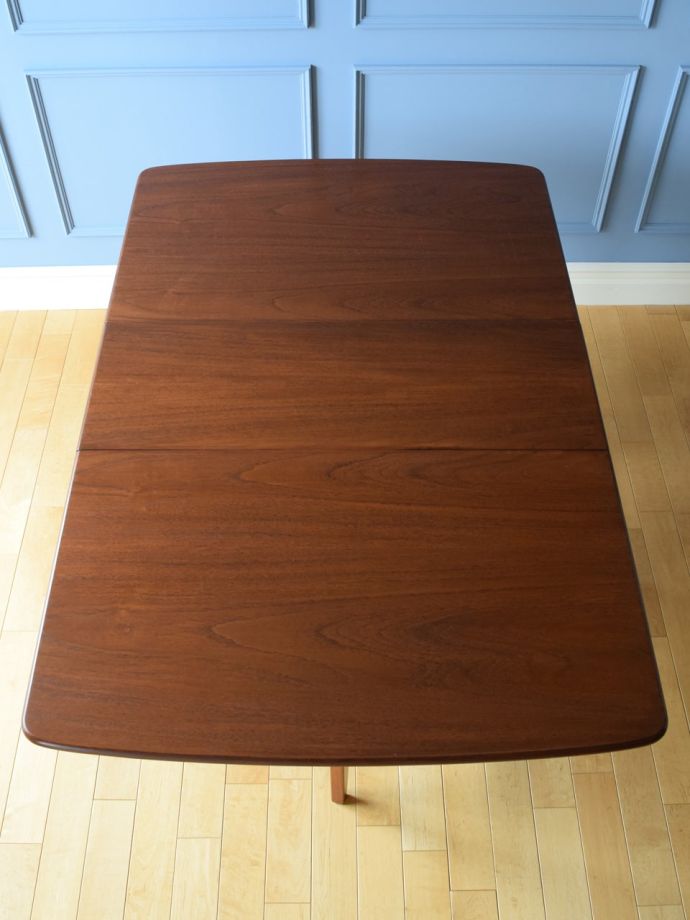 天板を広げた伸長式テーブル