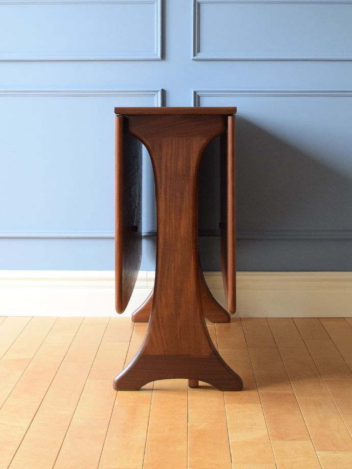 G-planのビンテージテーブルの側面