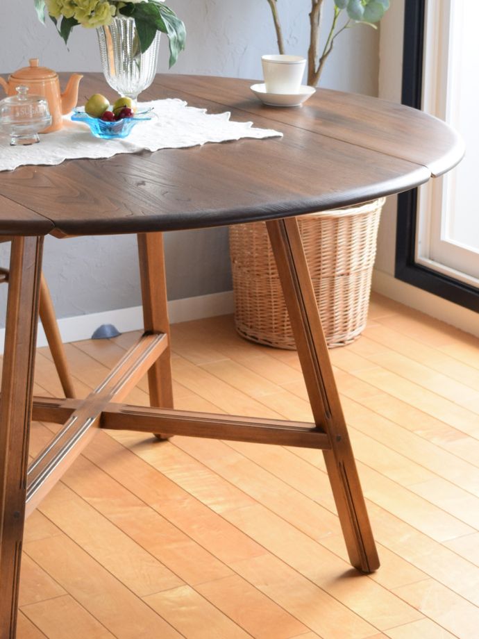 北欧スタイルのビンテージテーブル
