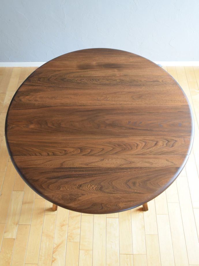 天板を広げた伸長式テーブル