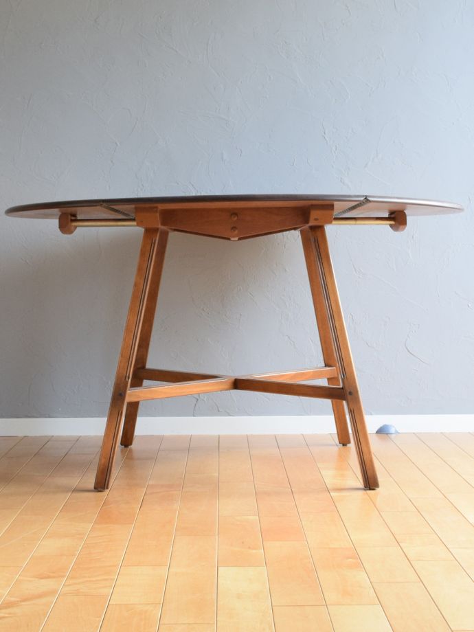 伸長式のダイニングテーブル