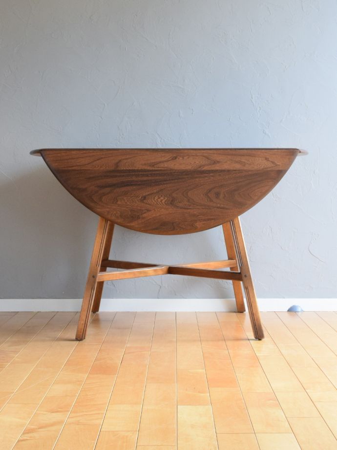 折り畳み式テーブルの側面