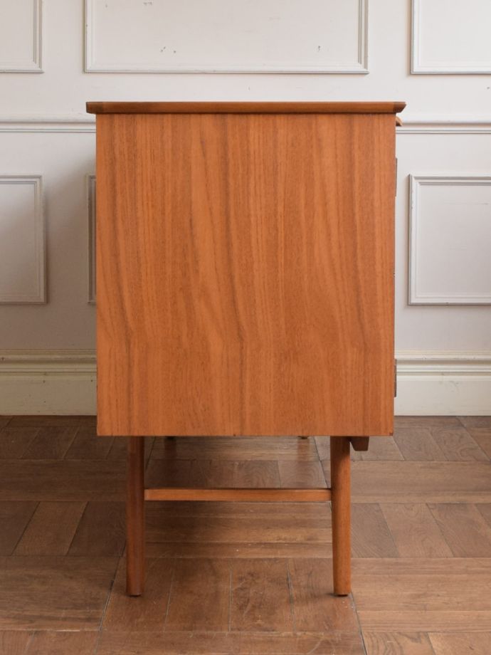 ビンテージ家具の側面