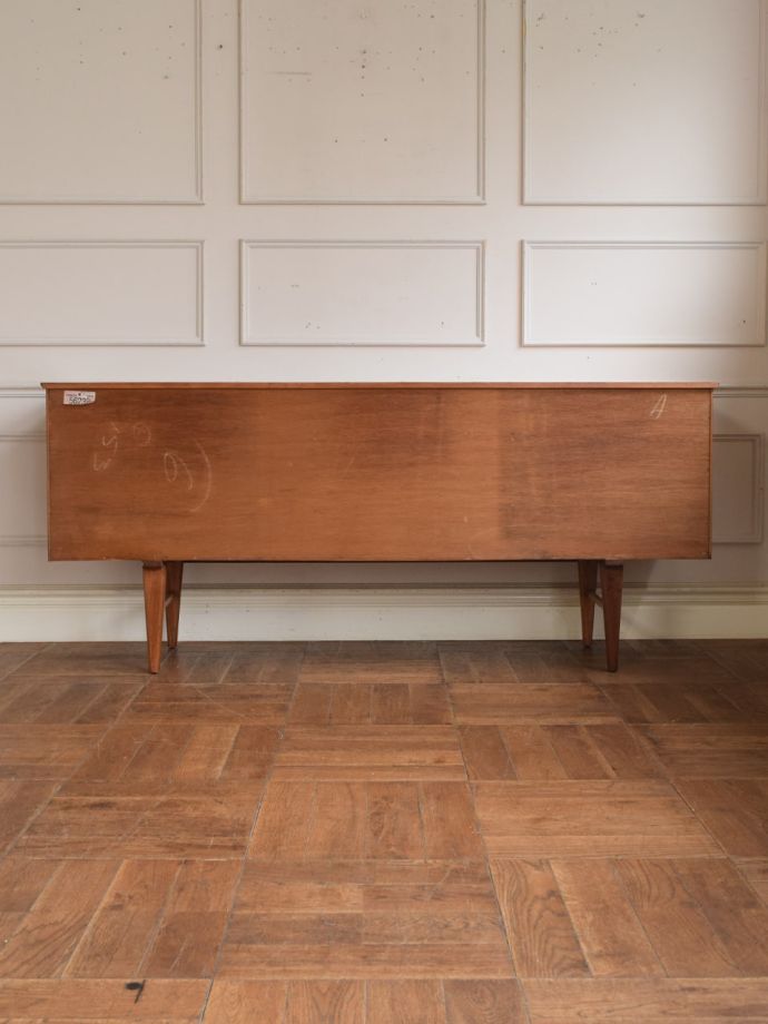 北欧スタイルの家具の後ろ姿