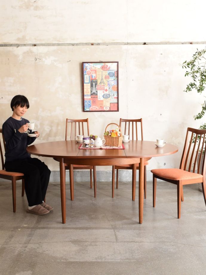 ヴィンテージのダイニングテーブル