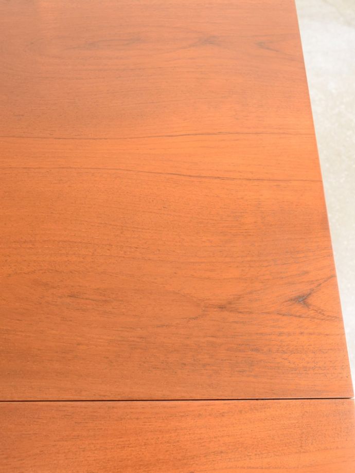 ビンテージテーブルらしい木目