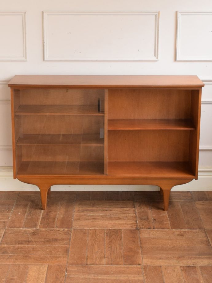 ヴィンテージキャビネットの扉の中