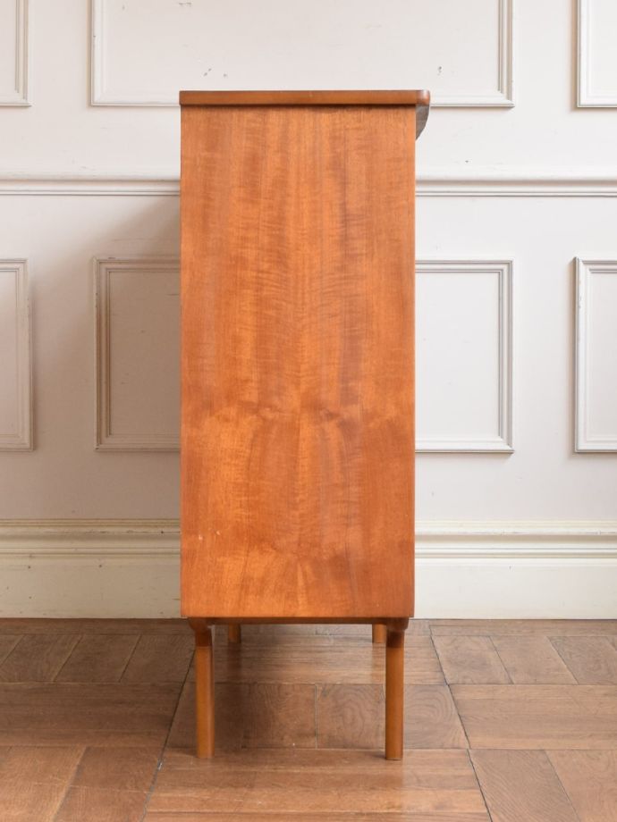 ビンテージキャビネットの側面