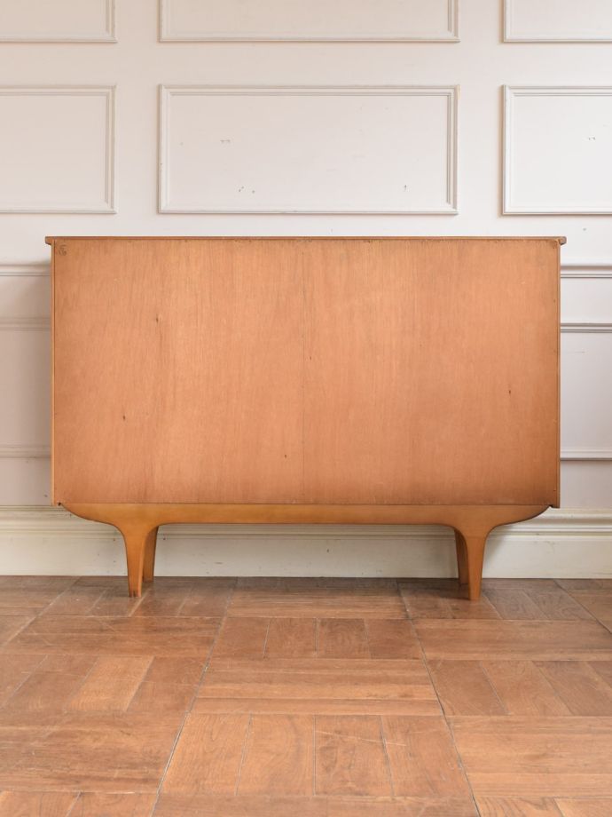 キャビネットの後ろ姿