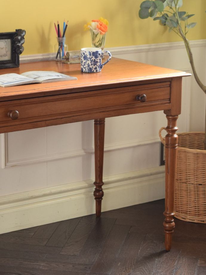 アンティークデスクの美しい木目